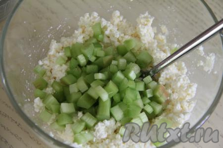 Кубики ревеня выложить в миску с творожной массой.