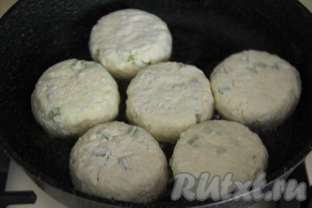 В сковороду влить растительное масло, хорошо разогреть, затем выложить 6 сформированных сырников из творога и ревеня, уменьшить огонь до среднего.