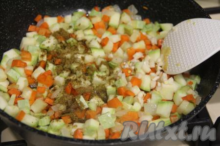 Обжарить кабачок с овощами 3-4 минуты, иногда перемешивая. Затем добавить специи по вкусу и мелко нарезанный чеснок, перемешать.&nbsp;
