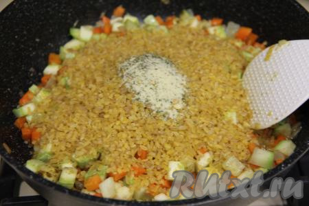 Всыпать булгур и соль по вкусу (я использовала соль со специями), перемешать. Обжарить булгур с овощами в течение 2 минут, время от времени помешивая.