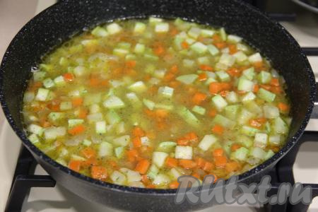 Влить 400 миллилитров кипящей воды в сковороду, перемешать, довести до кипения, накрыть сковороду крышкой, огонь уменьшить до минимума.&nbsp;