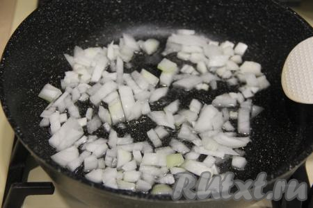 В сковороду влить растительное масло, разогреть его, выложить мелко нарезанную луковицу.&nbsp;