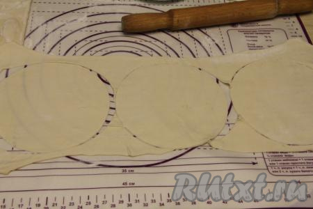 Вырезать из раскатанного теста кружочки диаметром 17 сантиметров. Я для этого прикладываю соответствующего размера тарелку и по контуру тарелки вырезаю ножом круг. Из остатков теста тоже вырезать круг. В результате у меня получились 7 кругов (именно столько чуду я и готовила).