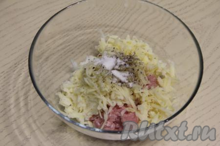 Натёртую картошку добавить в миску с фаршем и луком, всыпать по вкусу соль и чёрный молотый перец.