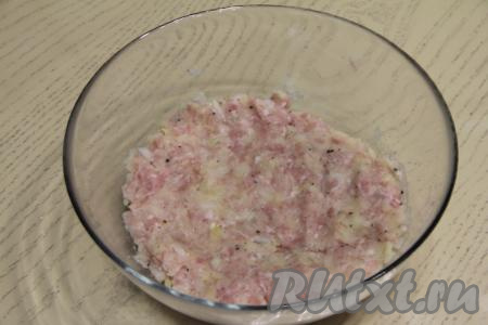 Тщательно перемешать мясной фарш с картошкой и луком, после этого начинка для чуду из слоёного теста будет готова. Начинка получится липкой.