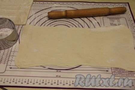 На столе, присыпанном мукой, каждый пласт теста раскатать до толщины примерно 2 миллиметра.