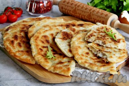 Аппетитные, нежные, вкусные чуду с мясом и картошкой, приготовленные из слоёного теста, подавать к столу лучше тёплыми.