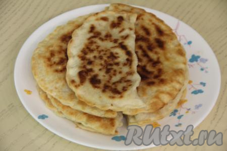 Постепенно пожарить на сковороде все чуду из слоёного теста, не забывая смазывать маслом горячие лепёшки, и складывая их друг на друга на плоскую тарелку.