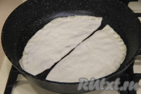 Сковороду хорошо разогреть без масла. Выложить 1-2 лепёшки  (сколько поместится) на раскалённую сковороду.