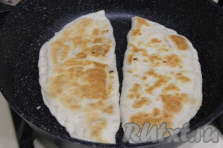 Жарить чуду на сухой сковороде с двух сторон на среднем огне до золотистого цвета. Я жарила по 3 минуты с каждой стороны.