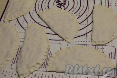 Вот такие заготовки чуду с начинкой из мясного фарша и картошки у меня получились.