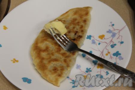 Переложить чуду на тарелку, сразу, пока они горячие, с двух сторон обильно смазать кусочком сливочного масла. Масло сразу же впитается в чуду и они станут более нежными.&nbsp;