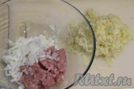 В миске соединить мясной фарш и мелко нарезанный очищенный лук. Остывшую варёную картошку почистить, натереть на крупной тёрке.