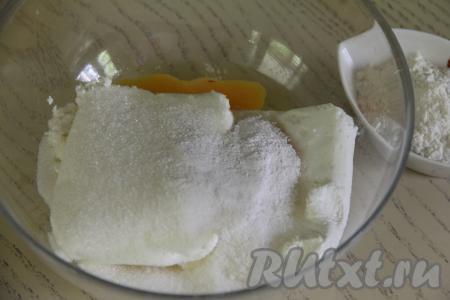В миске соединить творог, сахар,&nbsp;ванильный сахар и сырое яйцо.