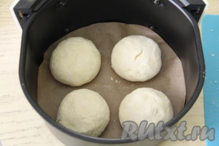 Дно чаши для аэрогриля застелить пергаментом, выложить сырники. У меня все сырники сразу не поместились, я выложила 4 штуки.