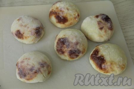 Готовые сырники достать из аэрогриля и сразу приготовить оставшиеся сырники.