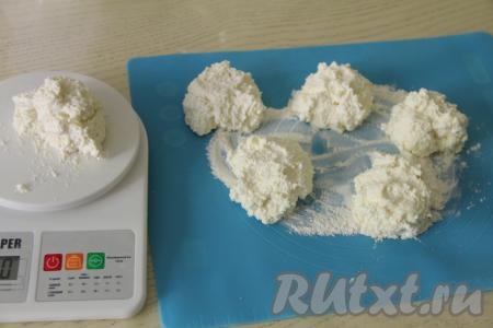 Замешанное творожное тесто для сырников разделить на 6 равных частей (то есть мы будем готовить 6 сырников).