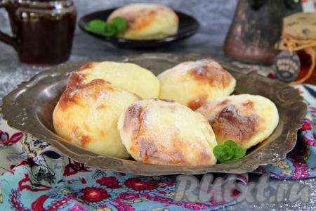 Сырники, приготовленные из творога без добавления манки в аэрогриле, получаются пышными, воздушными, к столу их лучше подавать тёплыми.