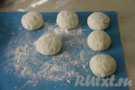 В отдельную глубокую тарелку всыпать примерно 2 столовых ложки муки. Для того, чтобы тесто не липло к рукам, слегка смочите руки водой. Влажными руками взять одну часть теста,&nbsp; сформировать округлый сырник, выложить его сразу на тарелку с мукой и со всех сторон обвалять в муке. Сформированные сырники, обваленные в муке, выкладывать на припылённую мукой поверхность.