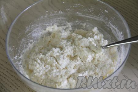 Тесто для сырников должно получиться липким, но, если сжать его в руке, оно будет хорошо держать форму. Как только получили тесто нужной густоты, значит не нужно больше добавлять в него муку. В этот раз я добавила 80 грамм муки, но вам, возможно, в зависимости от величины куриного яйца, влажности творога, качества муки, может потребоваться добавить как больше, так и меньше муки. Главное - получить тесто нужной консистенции, поэтому я и советую всыпать муку понемногу, не забывая полностью вмешивать её.&nbsp;