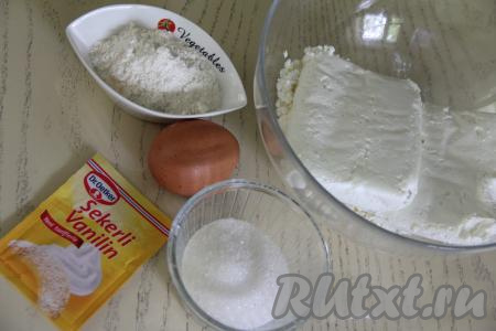 Подготовить продукты для приготовления сырников без манки в аэрогриле. Творог я взяла жирностью 5%, но подойдёт любой жирности.