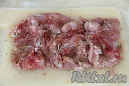 Тщательно втереть соль и специи в куриное мясо со всех сторон.&nbsp;