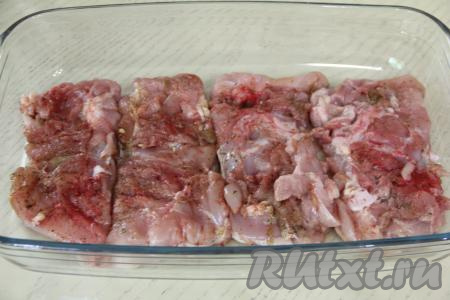 Подготовленное филе куриных бёдер оставить мариноваться на 30 минут, а затем выложить в жаропрочную форму (или на противень, застеленный фольгой).&nbsp;