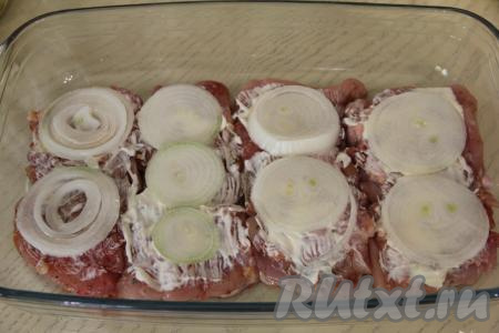 Лук почистить,&nbsp;нарезать на тонкие кольца, равномерно распределить поверх мяса.&nbsp;