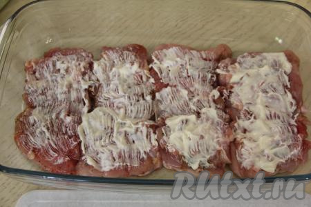Смазать мясо майонезом.&nbsp;