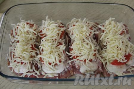 Поверх грибов разложить помидоры, нарезанные на кружочки, немного посолить, можно слегка смазать майонезом. Помидоры сверху присыпать сыром, натёртым на крупной тёрке.&nbsp;