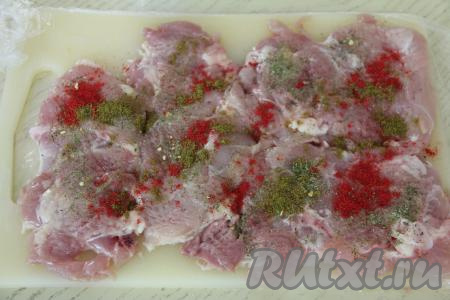 Затем добавить к мясу соль и специи (в качестве специй я добавила паприку, чёрный молотый перец, хмели-сунели и соль со специями).&nbsp;