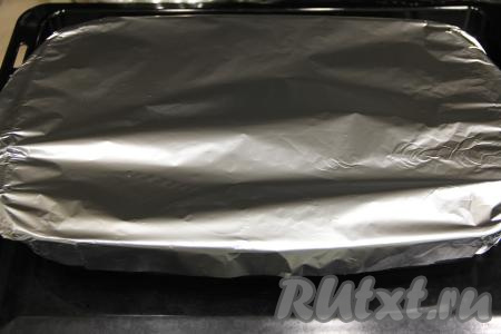 Накрыть форму фольгой и поставить в духовку, разогретую до 180 градусов, запекать&nbsp;мясо по-французски из куриных бёдер 45-50 минут.&nbsp;