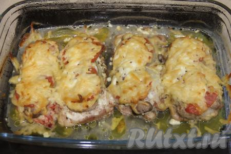 Готовое блюдо достать из духовки.&nbsp;