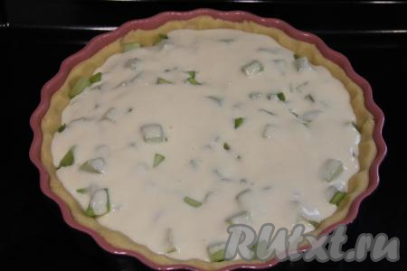 Получившуюся сметанную заливку влить поверх ревеня, равномерно распределить. Поставить форму в духовку, разогретую до 180 градусов.&nbsp;Выпекать пирог с ревенем минут 40-45 (готовность нужно проверять по сметанной заливке, она сверху должна стать достаточно плотной).