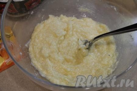 Перетереть массу вилкой.&nbsp;