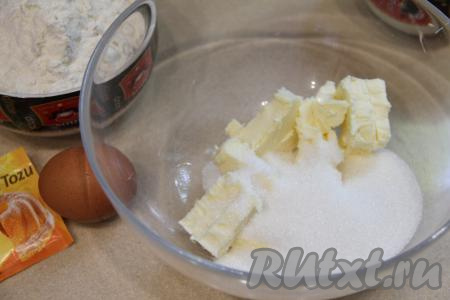 Для замешивания теста нужно достать из холодильника сливочное масло, сразу нарезать его на кусочки, выложить в достаточно глубокую миску, добавить сахар.&nbsp;