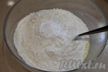 Всыпать просеянную муку и разрыхлитель в миску.