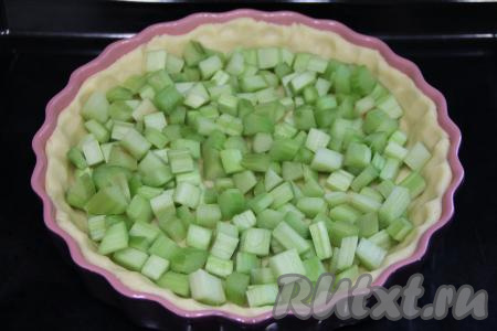 Выложить на тесто нарезанный ревень.&nbsp;