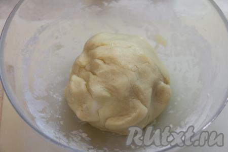 Частями добавляя оставшуюся просеянную муку, вначале перемешивать столовой ложкой, а после того как тесто начнёт собираться в ком, продолжать замешивать его руками. Как только тесто соберётся в мягкий, пластичный ком, не липнущим к рукам, значит больше вымешивать его и добавлять муку не нужно.&nbsp;