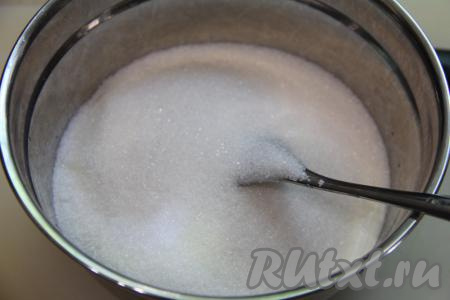 Для приготовления заливки соединить в миске сметану, сахар и ванильный сахар.&nbsp;