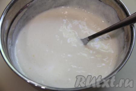 Перемешать сметанную заливку. Добавить 2 столовых ложки муки перемешать, заливка должна по консистенции напоминать достаточно густой кефир. Если будет необходимо, добавьте ещё 0,5-1 столовую ложку муки.