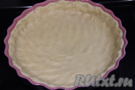 Выложить тесто в форму  диаметром 25 сантиметров, равномерно распределить его по дну, формируя невысокий бортик.&nbsp;