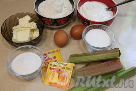 Подготовить продукты для приготовления пирога с ревенем в сметанной заливке.