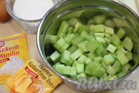 Стебли ревеня промыть водой. Снять плёнку, покрывающую поверхность стеблей. Нарезать ревень на небольшие кубики (очень мелко нарезать не нужно).&nbsp;