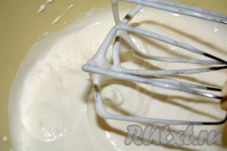 Отдельно взбить сливки до густого состояния.