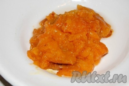 Абрикосы (или другие фрукты) мелко нарезать.