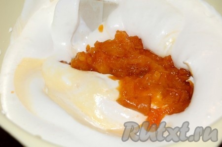 Добавить абрикосы в десертную смесь. Перемешать аккуратно.