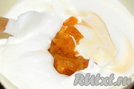 Добавить абрикосы в десертную смесь. Перемешать аккуратно.