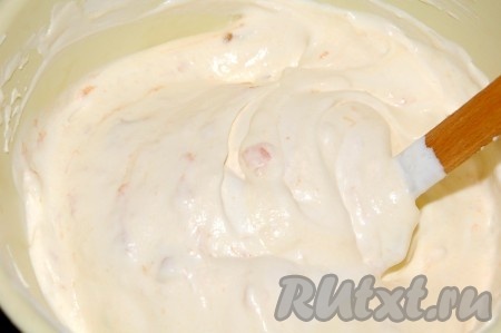 Добавить абрикосы в десертную смесь. Перемешать аккуратно.