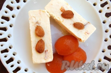 Наш замороженный десерт готов! Он очень удобно вынимается из силиконовой формы (просто опрокидывается). Украшается десерт по вашему усмотрению.